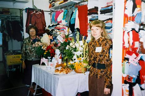 Hilkka Kekäläinen and Kirsi Vaarama (right) in their clothing store in the 1990s.