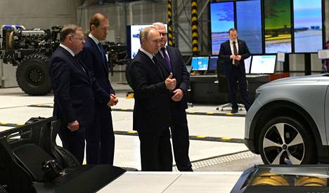 Presidentti Vladimir Putinille esiteltiin Obuhovin tehtaan tuotantoa Pietarissa.