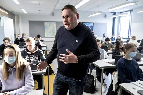 Ruotsin kielen lehtori Jani Jylhä opettaa ruotsin verbien taivutusta pelkästään sähköisillä oppimateriaaleilla. Vielä viime syksynä valtaosa hänen opiskelijoistaan valitsi perinteisen paperisen oppikirjan.