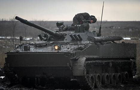 Venäläissotilas huolsi tankkia Rostovin alueella sotaharjoituksissa 3. helmikuuta.