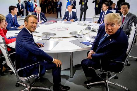 Ranskan presidentti Emmanuel Macron ja Yhdysvaltain presidentti Donald Trump G7-maiden huippukokouksessa Biarritzissa Ranskassa sunnuntaina.