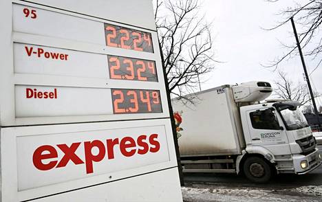 Polttoaineiden hinnat ovat nousseet tänä keväänä ennätyslukemiin, ja kuljetusyrittäjät ovat vaatineet hallitukselta tukitoimia. Torstaina hallitus ilmoitti keventävänsä väliaikaisesti biopolttoaineiden jakeluvelvoitetta.