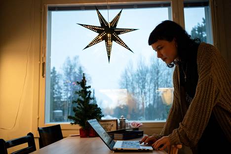 Unna Ikonen seuraa kotitaloutensa sähkönkulutusta sähköyhtiön sivuilta.