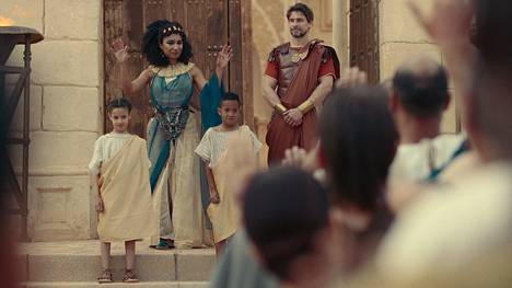 Dramatisoidussa Kuningatar Kleopatra-sarjassa myös kuningattaren (Adele James) lapset ovat vahvasti esillä. Craig Russell esittää Marcus Antoniusta.