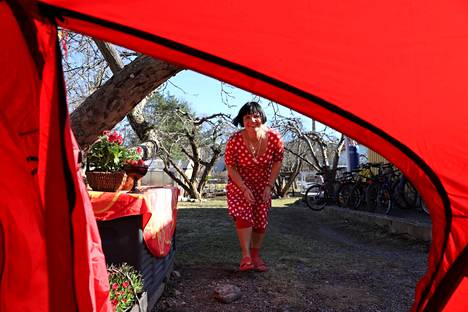 Elina Partanen rakastaa punaista väriä. Sitä hänellä on kaikkialla: uudessa teltassaan, vaatteissaan ja sisustustavaroissaan.