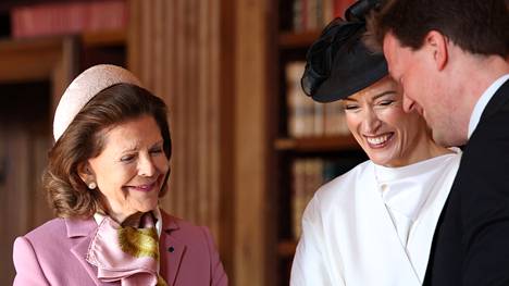 Kuningatar Silvia ja  Suzanne Innes-Stubb tutustuivat Kuninkaanlinnan Bernadotte-kirjastoon.
