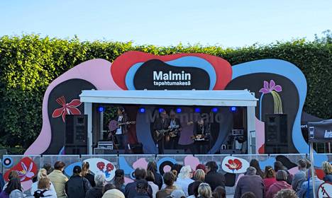 Malmitalo's summer events are free of charge.  At the beginning of June, the band Freeman & Hilpeät Hipit Hesoissa was heard on stage, among others.