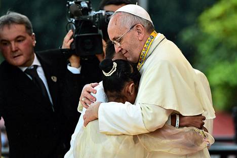 Paavi halasi 12-vuotiasta Glyzelle Palomaria Manilassa sunnuntaina.