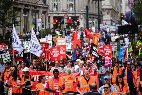 Mielenosoittajat vaativat Lontoossa lauantaina maan hallitukselta toimia elinkustannusten nousun taltuttamiseksi.