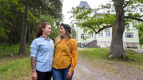 Karoliina Kangasniemi ja Reetta Haapasalo tekevät häihinsä kynttilätkin itse – Näin järjestät juhlat ympäristöystävällisesti