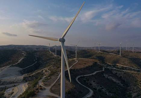 Tuuliturbiineja Kyproksella lokakuussa 2021.