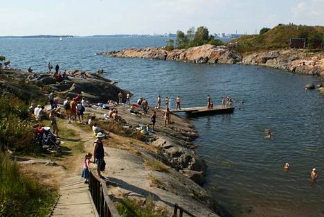 Viileyttä kaipaavan kannattaa suunnata uimaretkelle Helsingin saariin. 