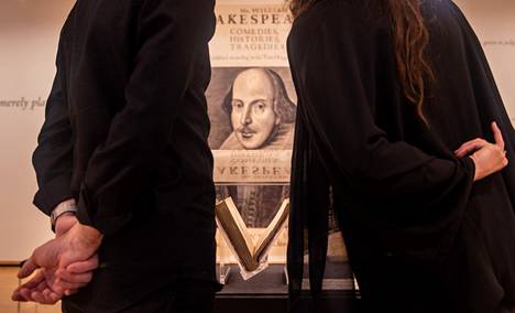 Yksi Shakespearen niin sanotun ensimmäisen foliopainoksen säilyneistä kappaleista oli esillä taidegalleriassa Kanadan Vancouverissa tammikuussa 2022. Kyseinen kappale on Brittiläisen Kolumbian yliopiston omistuksessa.