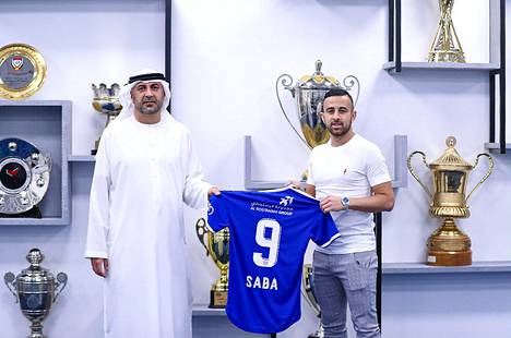 Diaa Sabia (oik.) on ensimmäinen arabiseuraan siirtynyt israelilainen jalkapalloilija. Sabian nimestä käytetään myös kirjoitusasua Dia Saba, ja tuo nimi on painettu hänen Al-Nasr-paitansa selkään.