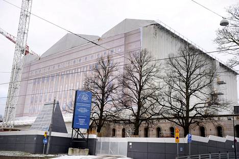 Eduskuntatalo huputettuna remontin takia Helsingissä joulukuussa.