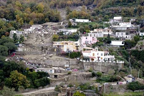 Lauantaina tapahtunut maanvyöry tappoi 11 ihmistä ja tuhosi rakennuksia Casamicciola Termen pikkukaupungissa. Kuva keskiviikolta 30. marraskuuta.