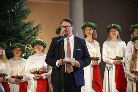 THL:n Mika Salminen kruunasi tänä vuonna Lucian Helsingin tuomiokirkossa 13. joulukuuta.