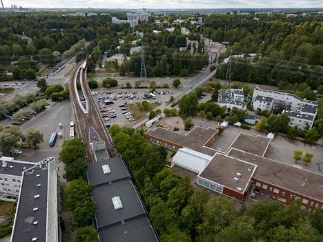 Uuden raitiolinjan päätepysäkki Helsingissä sijoittuisi Mellunmäen metroaseman pohjoispuolelle, missä nyt on pysäköintialue.