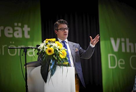 Vihreiden puheenjohtaja Ville Niinistö puoluekokouksessa perjantaina.