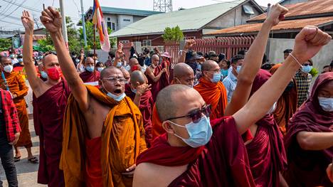 Buddhalaiset munkit marssivat Mandalayn kaduilla osoittaakseen mieltään sotilasjunttaa vastaan myanmarilaisen uudenvuoden juhlinnan aikana 13. huhtikuuta.
