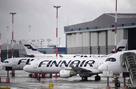 Finnairin lentokoneita pysäköityinä Helsinki-Vantaan lentokentän laidalle Vantaalla 13. toukokuuta 2020. 