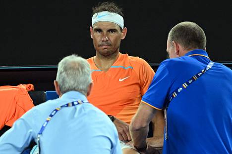 Rafeal Nadalin jalkaa hoidettiin kesken ottelun Australian avoimissa Melbournessa keskiviikkona.