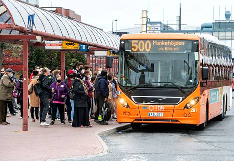 Lakkotilanne lisäsi matkustajamääriä Helsingin bussiliikenteessä. Itäkeskuksen Tallinnanaukiolla matkustajat pyrkivät metron sijasta bussiin.