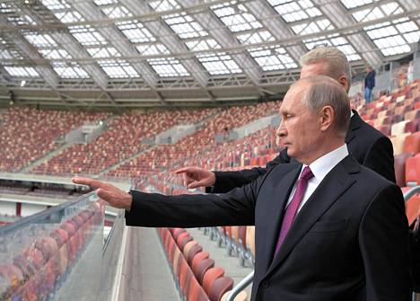 Presidentti Putin ja Moskovan pormestari Sergei Sobjanin vierailivat syyskuussa Luzhnikin stadionilla, jossa on määrä pelata jalkapallon MM-otteluita tulevana kesänä.