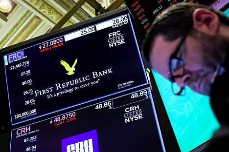 Yhdysvaltalaisen First Republic Bankin osake heikkeni rajusti maanantaina. 