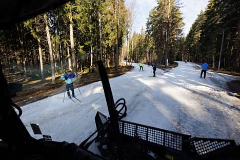 Paloheinän perjantaina viimeisen kerran kunnostettu hiihtolatu on kilometrin pituinen. "Tämä on ollut sellaista vieroitushoitoa hiihtäjille, jotka surevat talven päättymistä”, latukoneen kuljettaja Juha Korhonen sanoo.