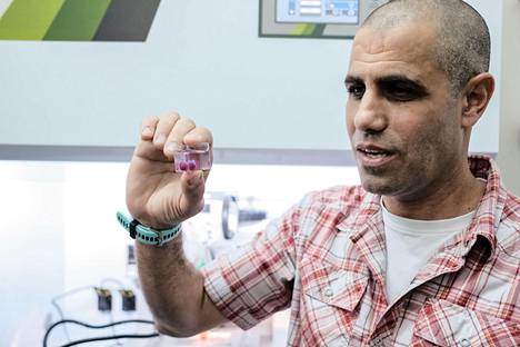 Tel Avivin yliopiston professori Tal Dvir piteli kädessään maailman ensimmäistä 3D-tulostettua sydäntä, joka sisältää soluja ja verisuonia.