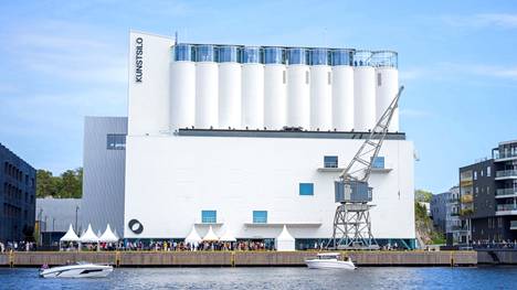 Uusi Kunstsilo-museo sijaitsee meren rannalla Kristiansandin kaupungissa, joka tunnetaan myös Norjan ”Rivierana”. Avajaisia vietettiin toukokuun toisella viikolla.