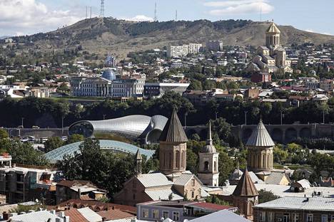Georgia haluaa tuoda maahan erityisesti freelancereita ja itsensätyöllistäjiä, jotka työskentelevät etänä. Kuvassa näkymä Georgian pääkaupungista Tbilisistä.