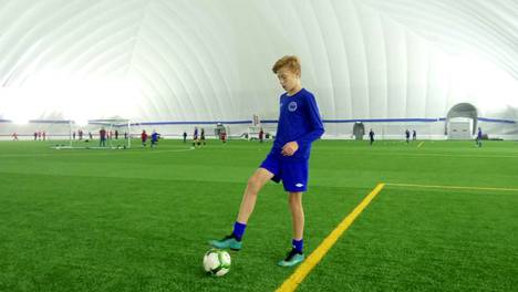 Henri Kananen haluaa 12-vuotiaasta Konsta-pojastaan jalkapallotähden, mutta huolena on koulun liikunnanopetus: ”Siellä pitäisi saada harjoittelu asianmukaiselle tasolle”