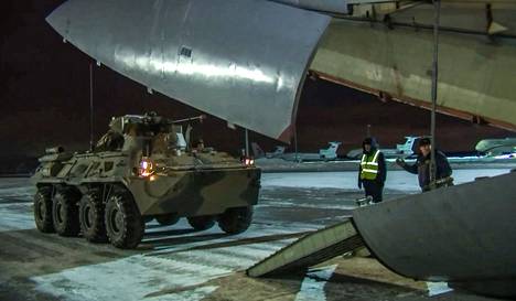 Venäjän puolustusministeriön julkaisemassa kuvassa armeijan rahtikoneeseen lastataan Kazakstaniin lähtevää sotakalustoa.