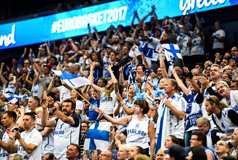 Suomen miesten koripallomaajoukkue houkuttelee katsomot täyteen, mutta kotimaiset sarjapelien kiinnostus on buumiin nähden vähäistä.