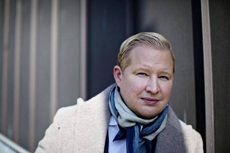 Pekka Mattilan homoseksuaalisuus tuli aikoinaan julkisuuteen pyytämättä ja yllätyksenä. Myöhemmin hän on puhunut asiasta omaehtoisesti ja antanut puolisonsa, kapellimestari Hannu Linnun kanssa yhteishaastattelujakin.