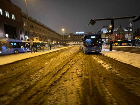 Raskas liikenne, kuten kuorma-autot ja linja-autot, saattavat liata valkeaa lunta erityisen nopeasti.
