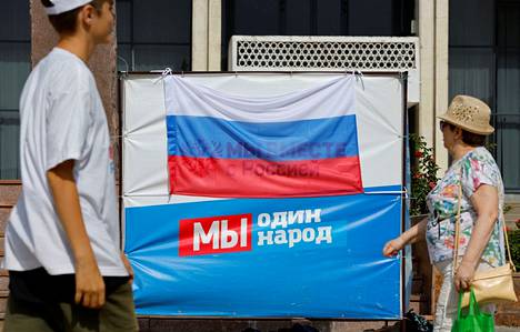 "Yhdessä Venäjän kanssa” ja ”Yksi kansa”, lukee mainoksessa Enerhodarin ydinvoimalakaupungissa Zaporižžjan seudulla.  Kuva otettu 22. elokuuta.