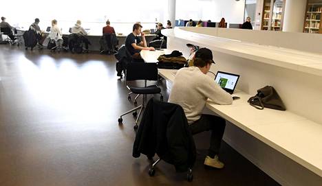 Opiskelijoita Helsingin yliopiston kirjastossa huhtikuussa 2022.