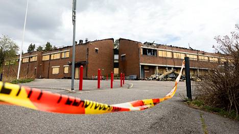 Poliisi tutkii Espoon Laurinlahden koulun tulipaloa. Tyhjillään oleva koulu paloi perjantaina.