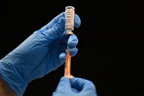 Astra Zenecan koronavirusrokotetta annosteltiin Brightonissa tiistaina. Britanniassa rokote on hyväksytty jo käyttöön.