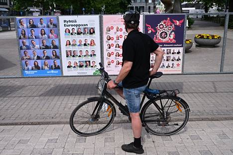 A cyclist stopped to examine the European election ads on Saturday in Tikkurila, Vantaa.