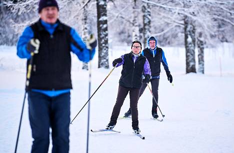 Riitta and Esko Kotimaa (behind) ski up to 3,000 kilometers a year.  In their opinion, Siilinjärvi takes better care of the ski slopes than Kuopio.