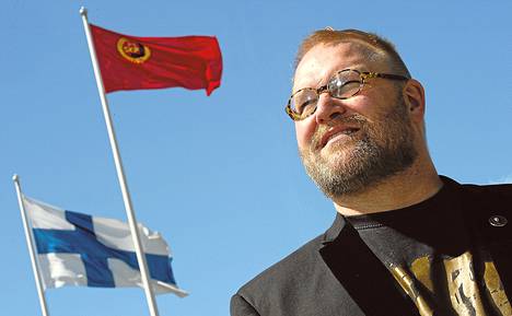 Käsite- ja performanssitaiteilija Juha-Pekka Väisänen haluaa puheenjohtajana rohkaista puolueen jäseniä oma-aloitteisuuteen.