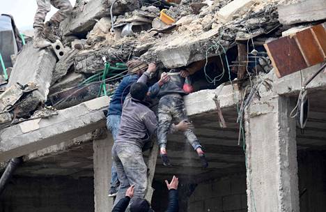Sortuneen talon raunioista pelastettiin loukkaantunutta tyttöä Syyrian Jandarisissa.