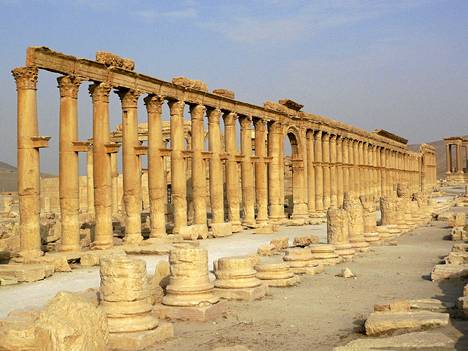Pylväsrivi Palmyran rauniokaupungissa vuonna 2010.