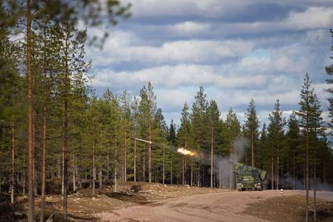 Maavoimien yhdysvaltalaisvalmisteinen M270 MLRS -heitin harjoituskäytössä Rovajärvellä keväällä 2011.