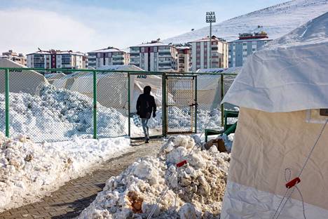 Turkin maanjäristysalueelle on pystytetty telttakyliä, jossa evakuoidut ihmiset voivat yöpyä.