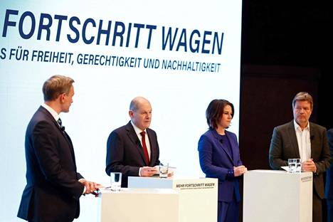 Liberaalipuolue FDP:n Christian Lindner, liittokansleriehdokas Olaf Scholz, vihreiden Annalena Baerbock  ja Robert Habeck tiedotustilaisuudessa 24. marraskuuta. 